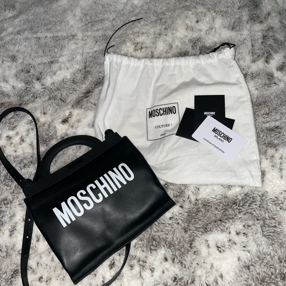 Black Moschino bag w/ adjustable/removable strap. Brand new condition